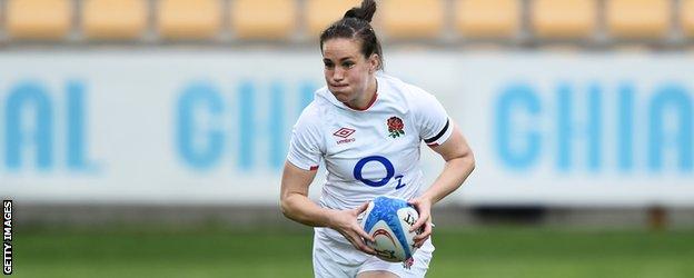 Emily Scarratt court avec le ballon