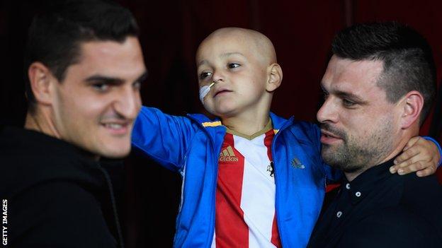 Bradley Lowery with dad Carl and Sunderland goalkeeper Vito Mannone