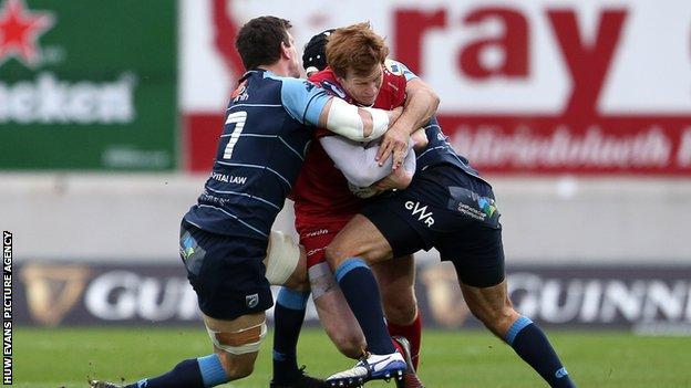 Warburton tackles Patchell