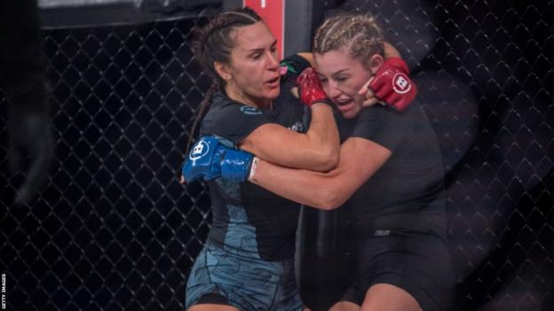 Cat Zingano elbows Leah McCourt