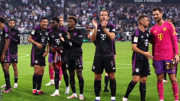 Harry Kane and Bayern Munich players applaud after the win at Borussia Monchengladbach