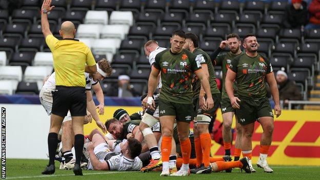 Ospreys players look dejected after Ewan Ashman crosses for Sale