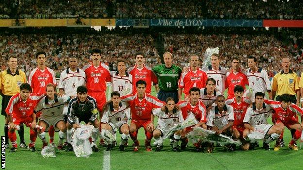 Spieler aus den USA und dem Iran posieren für ein gemeinsames Teamfoto bei France 98