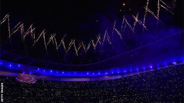 Les lumières du Stade de France se sont éteintes alors qu'un feu d'artifice a marqué le triomphe de l'équipe locale