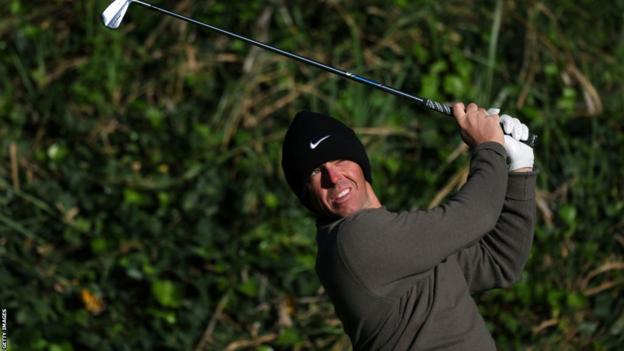 Rory McIlroy zwaait met zijn club