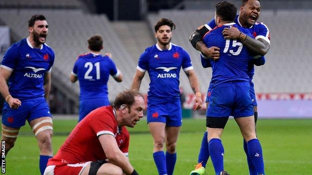 Brice Dulin scores for France