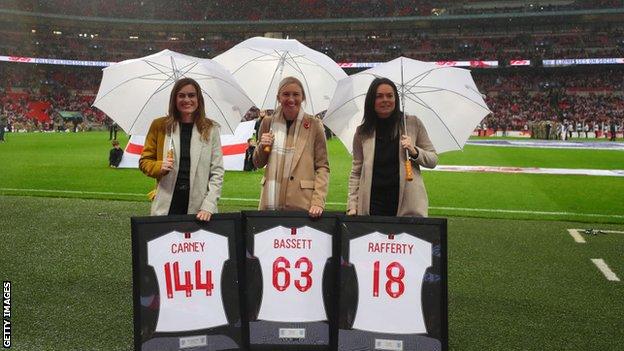 Karen Carney, Laura Bassett y Claire Rafferty