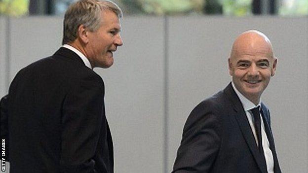 David Gill (left) and Gianni Infantino (centre)