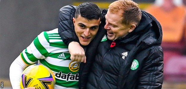 Mohamed Elyounoussi is congratulated by Neil Lennon