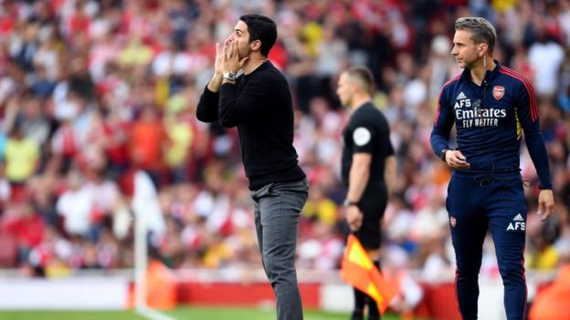 Arsenal manager Mikel Arteta on the touchline