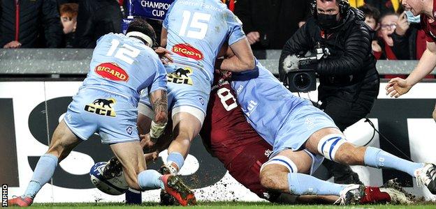 Jack O'Donoghue scores Munster's try against Castres