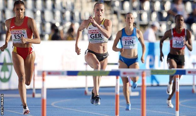 Salma Paralluelo (L) uit Spanje neemt deel aan de 400 meter horden voor dames tijdens de European Athletics Team Championships Super League Bydgoszcz 2019