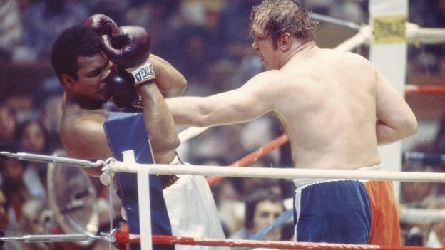 Chuck Wepner fights Muhammad Ali