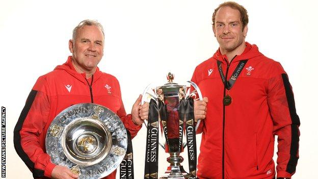 L'entraîneur du Pays de Galles Wayne Pivac avec son premier titre des Six Nations et le capitaine Alun Wyn Jones avec son cinquième