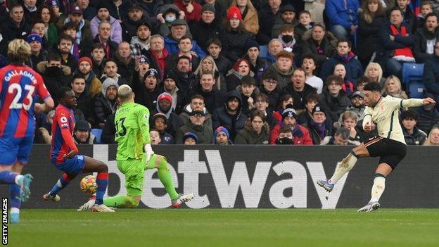 Oxlade-Chamberlain con el pecho hacia abajo antes de perforar el segundo del Liverpool