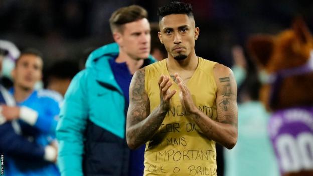Barcelona's Rafinha showed off a jersey that showed his solidarity with Vinicius Junior during the team's game on Tuesday night