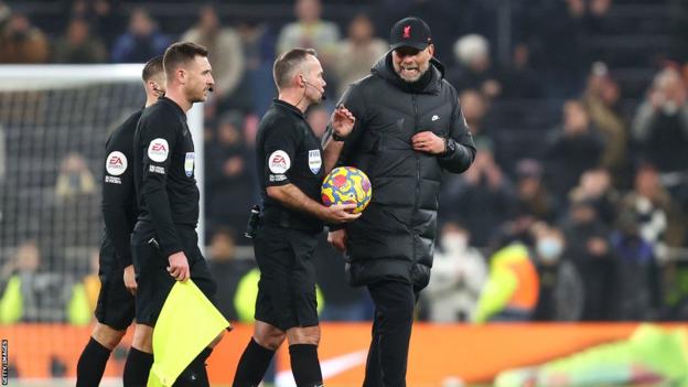 Jurgen Klopp speaking to officials