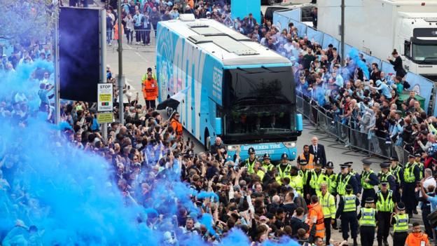 Arrivée du bus de l'équipe de Manchester City