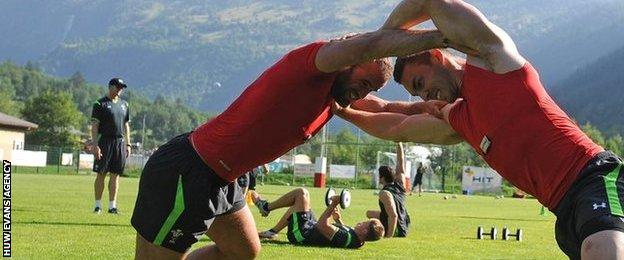 Jamie Roberts and George North go head-to-head in the shadow of the Alps
