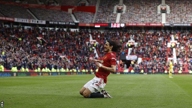 Edinson Cavani celebrates scoring against Fulham