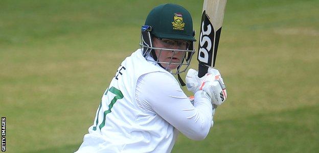 Lizelle Lee batting for South Africa in a Test match against England