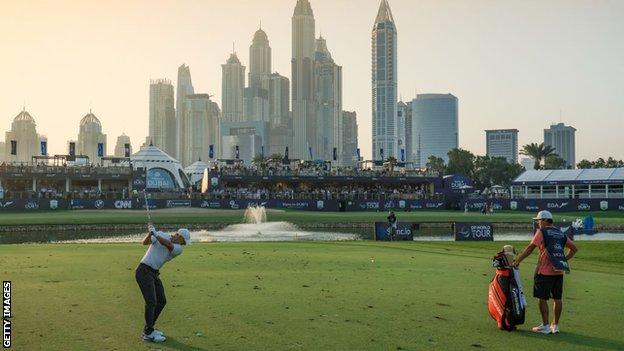 Rory McIlroy playing the 18th hole at the Dubai Desert Classic