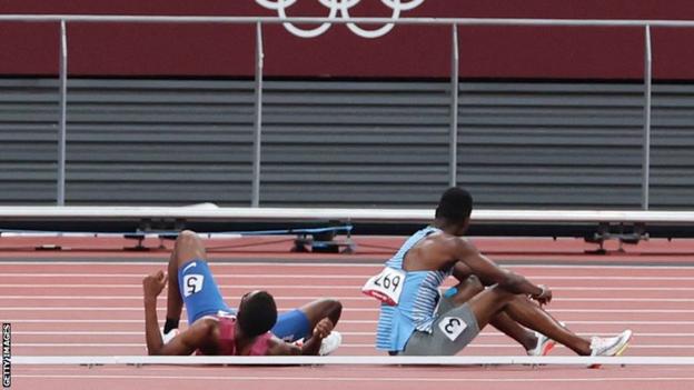 Le Botswanais Nijel Amos (à droite) et l'Américain Isaiah Jewett sont assis sur la piste après une chute lors des demi-finales du 800 m olympique masculin