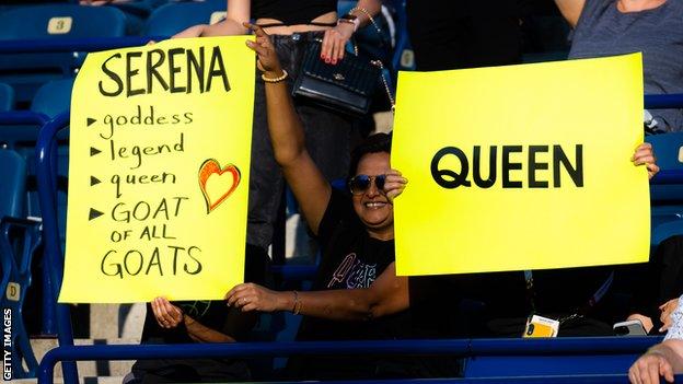 Les fans tiennent des pancartes déclarant Serena la chèvre