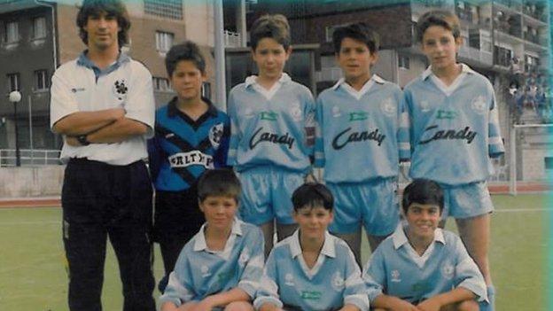 A young Mikel Arteta poses successful  a squad  changeable  with his Antiguoko team-mates