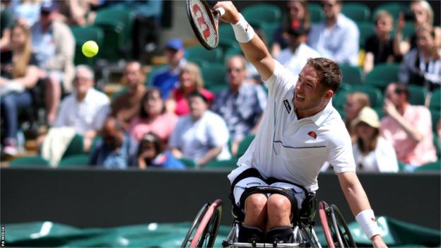 Alfie Hewett plays a backhand