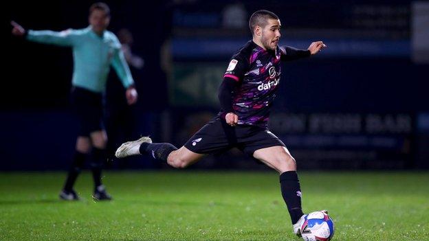 Emiliano Buendia se ha unido oficialmente al Aston Villa por una tarifa récord del club