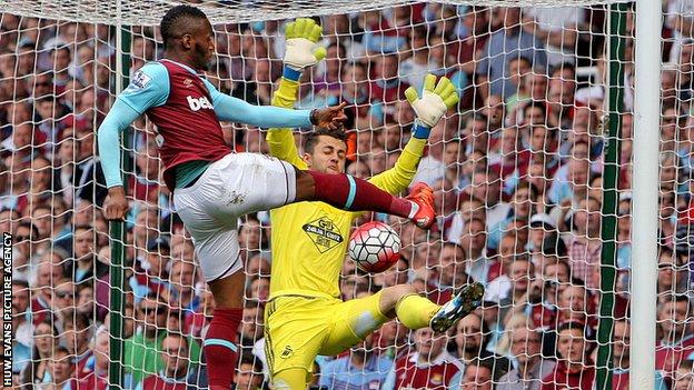 Lucasz Fabianski denies West Ham's Diafra Sakho