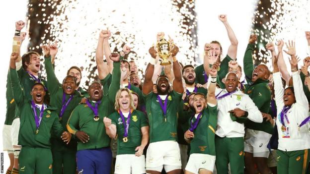 Siya Kolisi lifting the World Cup