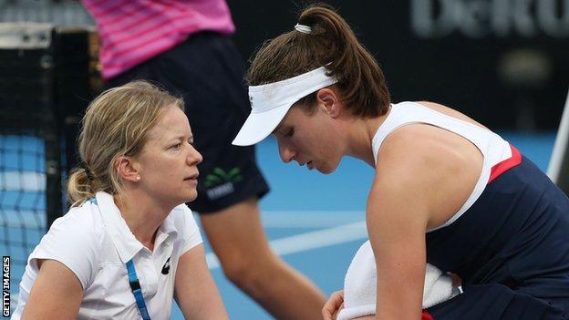 Johanna Konta speaks to tour physio Belinda Smith