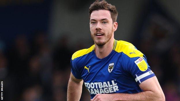 Ben Heneghan: Sheffield Wednesday to sign AFC Wimbledon defender - BBC Sport