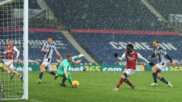 Bukayo Saka finishes off a very slick move for Arsenal