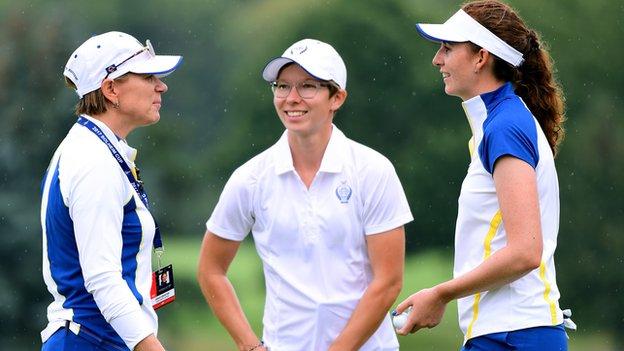 Captain, Annika Sorenstam of Europe speaks with Florentyna Parker and Ann-Kathrin Lindner