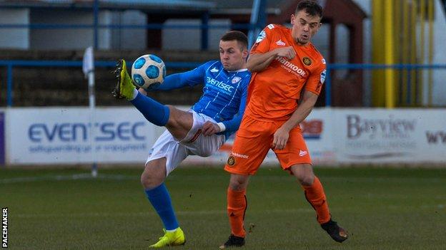 Ben Doherty and Reece Neale challenge for the ball