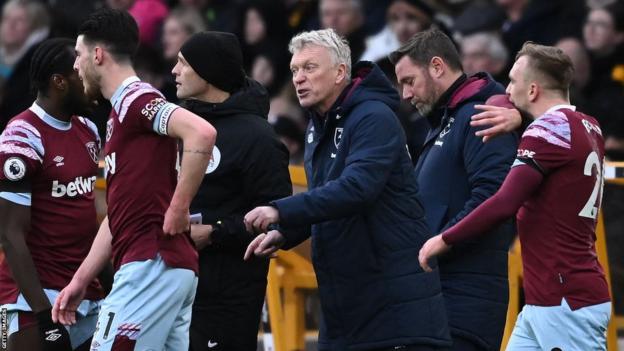 David Moyes talks to his players at Wolves