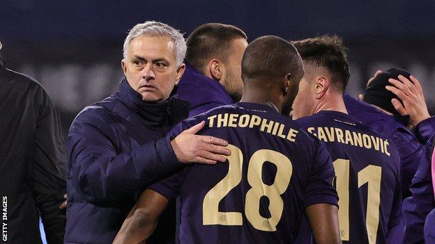 Jose Mourinho félicite les joueurs du Dinamo Zagreb