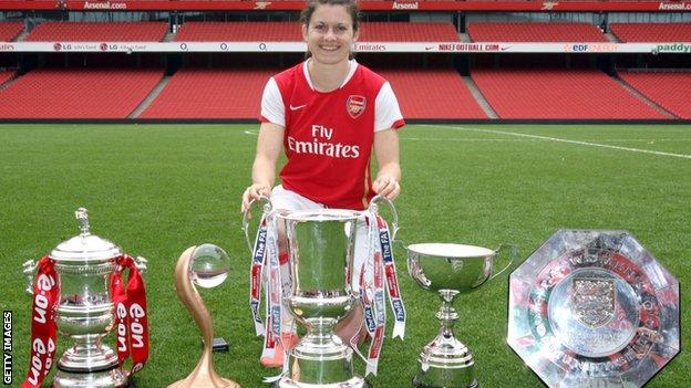 Karen Carney con cuatro trofeos