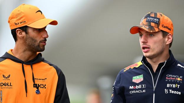Daniel Ricciardo praat met Max Verstappen