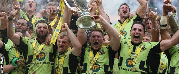 Dylan Hartley (centre) lifts the Premiership trophy