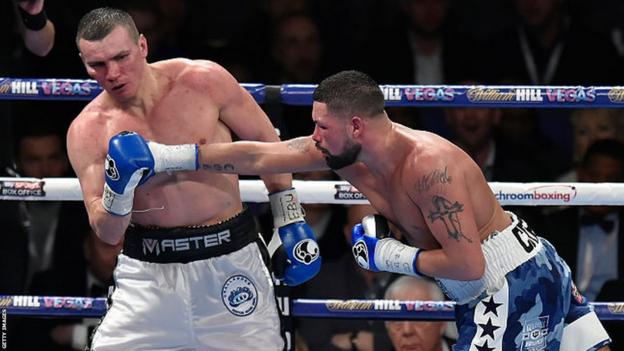 Tony Bellew throws a punch at Mateusz Masternak