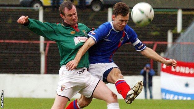 Michael O'Neill battles with Noel Bailie during a Big Two game in 2003