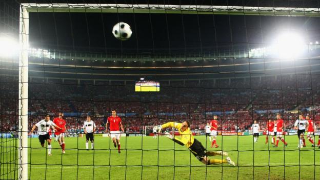 Michael Ballack marque un coup franc pour l'Allemagne.