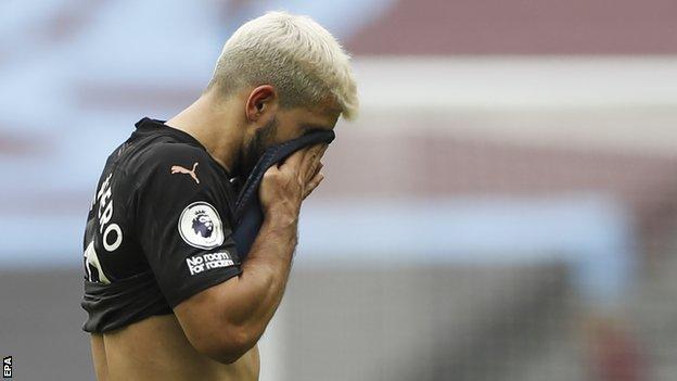 Manchester City Sergio Aguero Suffers Leg Injury Bbc Sport