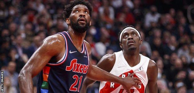 Joel Embiid (izquierda) y Pascal Siakam