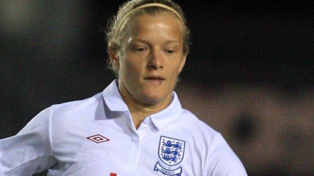 L'Anglaise Katie Chapman a marqué deux buts en retard contre l'Afrique du Sud lors de la Coupe de Chypre 2009