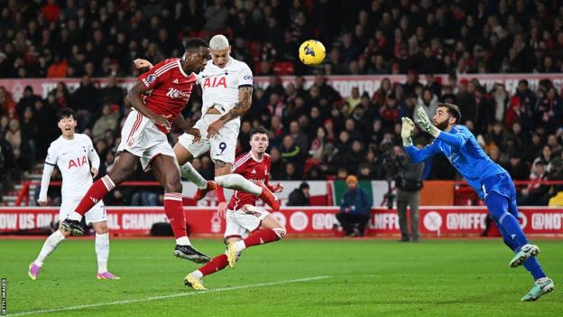 Com menos um, Tottenham segura vitória no terreno do Nottingham Forest